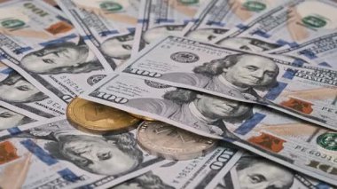 Bir çok Amerikan dolarının yakın plan çekimi ve şifreli ve madeni paralar içeren dijital para birimlerinin yan yana getirilmesi para, finansal piyasa büyümesi.