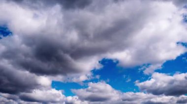 Parlak mavi gökyüzünde hızlı hareket eden beyaz bulutlar değişik gölgeler ve şekiller oluşturan dramatik bakışlar..