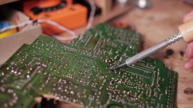 Teknisyenler lehim demirini yeşil baskılı PCB 'nin atölye ortamındaki bağlantılarına eritmek için kullanırlar. Bu da elektronik tamir göstergesidir..