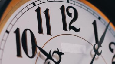 Makro zaman göstergesi analog saat eller ikinci, dakika, saat siyah sayılar ile beyaz yüz üzerinde yarış, hızlı zaman geçişini işaretliyor