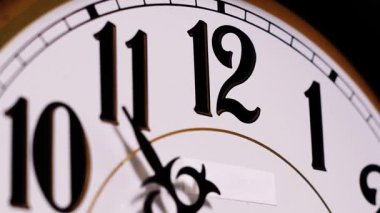 Süslü saat kollarının aşırı yakın çekim zamanı beyaz bir yüzle 10, 11, 12, 1 numaranın yanından geçiyor. Bulanık hareket hızlı zaman geçişi, iş, zamanlama ve acil kavramlar için idealdir.