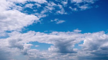 Zaman çizelgesi görüntüleri dramatik bulut oluşumlarının toplandığını ve karardığını gösteriyor. Yoğun fırtına cepheleri oluştururken mavi gökyüzünü yavaş yavaş karartıyor. Kaygı verici ve dinamik bir atmosferik dönüşüm yaratıyor..