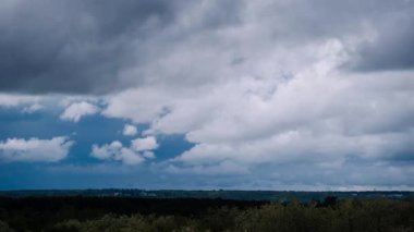 Zaman çizelgesi, hem koyu gri hem de beyaz dramatik fırtına bulutlarını yakalar ve uzak köy ve ağaçlarla dolu kırsal bir arazide mavi yamalı bir gökyüzünde ilerler. Kuşlar bazen uçar..