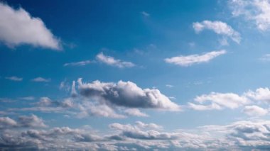 Zaman çizelgesi, dramatik fırtına bulutlarının hızla dağıldığını gösteriyor. Hava buluttan daha açık hava koşullarına geçerken parlak mavi gökyüzünün parçalarını ortaya çıkarıyor..