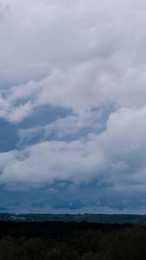 Dikey 60 fp zaman çizelgesi karanlık bir orman ufkunun üzerinde sürüklenen bulutları gösteriyor. Kuşlar ara sıra sahnede uçar ve bu kasvetli gökyüzünün doğal atmosferini artırır..