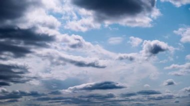 Zaman çizelgesi, dramatik kara fırtına bulutlarının hızla ve kademeli olarak dağıldığını ve dağınık beyaz kümülüs oluşumlarıyla daha parlak mavi bir gökyüzünü ortaya çıkardığını gösteriyor. Dinamik hava değişimi.