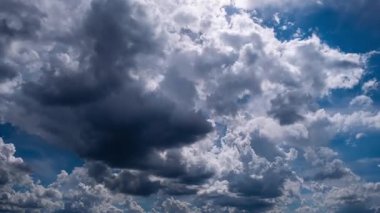 Zaman çizelgesi, dramatik kara fırtına bulutlarının hareket ettiğini ve dağıldığını gösteriyor. Kabarık beyaz bulutlar ve parlayan güneş ile parlak mavi bir gökyüzünü ortaya çıkarıyor. Dinamik atmosferik hava değişimi.