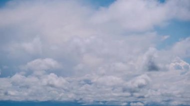 Zaman ayarlı video 60fps hafif bulanık mavi gökyüzünde düzgün hareket eden ışık Stratiform bulutlarını gösteriyor. Bulutlar, ara sıra kuş uçuşu ile dinamik ve dinamik bir atmosfer yaratıyor..