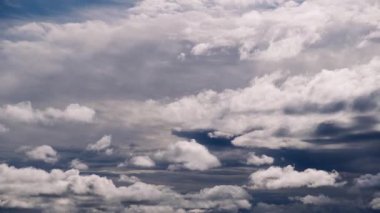 Zaman çizelgesi bulutları hızla bulutlu bir şekilde yakalar, mavi gökyüzünü karartır ve atmosferi karartır. Beyaz ve gri katmanlar birleşir, yoğun, karamsar bir bulut oluşturur, değişen hava sinyalleri verir..