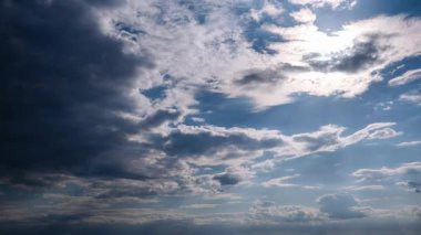 Çarpıcı bir zaman dilimi, karanlık bulutları yakalar. Güneşten gelen güçlü tanrı ışınlarını açığa çıkarır, gökyüzünü aydınlatır. Nefes kesici atmosferik ışık ve gölge etkileşimi.