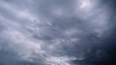 Çarpıcı bir zaman kaybı fırtınalı gri fırtına bulutlarını yakalar girdap gibi döner ve bulutlu gökyüzünü doldurur. Karanlık, yoğun kütle hızla hareket ederek yaklaşan yağmurun karamsar ve öngörülü bir görüntüsünü yaratıyor..