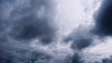 Zaman çizelgesi yoğun, karanlık fırtına bulutlarının bulutlu bir gökyüzünde döndüğünü gösteriyor. Bu dramatik, çalkantılı hava görüntüsü kaygı verici ve kasvetli bir atmosfer yaratıyor. Kusursuz bir döngü için mükemmel..