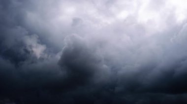 Zaman çizelgesi, son mavi parçayı kaplayan, gökyüzünde uğursuz bir şekilde çalkalanan ve toplanan kara, ağır fırtına bulutlarını gösteriyor. Dramatik hareket tehditkar, öngörülü bir atmosfer yaratır..