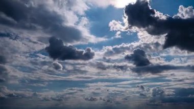 Hızlı zaman geçişi bulutları hızla hareket ettirir, güneş ışınları karanlık ufuk çizgisinin üzerinde dinamik oluşumları keser. Hızlı atmosfer değişiklikleri çarpıcı bir gökyüzü yaratıyor..