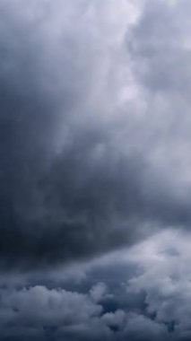 Dikey zaman atlamalı görüntüler yoğun, karanlık fırtına bulutlarını yakalar çalkantılı ve girdaplı, uğursuz bir hava manzarası yaratır. Etkileyici, güçlü ya da dengesiz arka planlar için kusursuz kusursuz bir döngü..