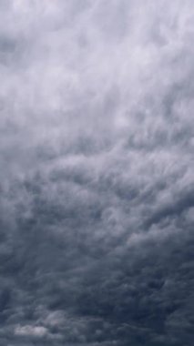 Dikey hızlanma, gökyüzünde çalkalanan karanlık ve yoğun fırtına bulutlarını yakalar. Kaygı verici gri oluşumlar hızlı hareket ederek sosyal medya hikayeleri için mükemmel dramatik ve karamsar bir atmosfer yaratıyor..
