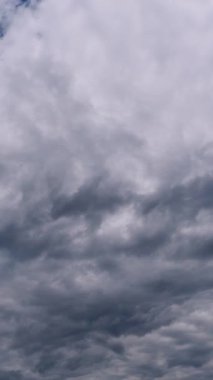 Dikey zaman çizelgesi, kara, uğursuz fırtına bulutlarının dağılışıyla dramatik bir hava değişimini gösteriyor. Dağınık beyaz bulutlu, canlı bir mavi gökyüzü, umut ve dönüşümü simgeliyor..