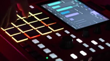 Detaylı yakın plan çekimleri bir müzisyenin parmaklarını tam olarak vururken ve profesyonel bir dayakçının renkli pedleri ile etkileşime girerken yakalar..