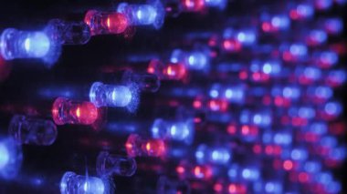 RGB ışık panelinin detaylı makro perspektifi kırmızı, yeşil ve mavi diyotların koordineli bir şekilde yanıp söndüğünü gösteriyor. Elektronik yüzeyde görünür toz parçacıkları var..