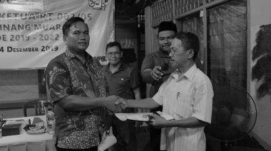 Jakarta, Endonezya - 12: 14: 2019: Yeni seçilen başkanın seçilmesi sırasında el sıkışan bir adamın siyah beyaz fotoğrafı