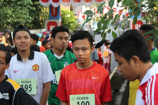 印度尼西亚雅加达 2018年8月19日 人们在庆祝印度尼西亚第73个独立日期间开始等待村庄间马拉松赛的开始 — 图库照片