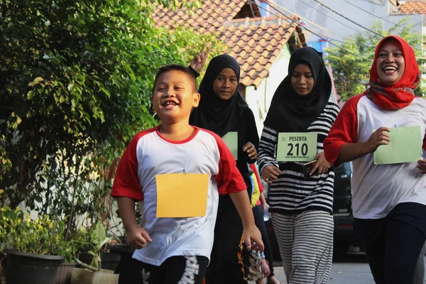Dżakarta Indonezja 2018 Uczestnicy Maratonu Którzy Startują Pokazując Szczęśliwą Twarz — Zdjęcie stockowe