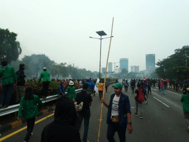 Jakarta, Endonezya - 09: 24 2019: İnsanlara haksızlık eden yasaları protesto eden öğrenci kalabalığı
