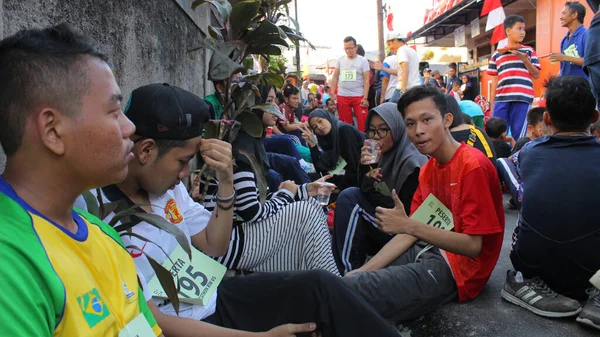 Jakarta Indonesia 2018 Marathon Participants Who Sitting Resting Celebration Indonesia — Stock Photo, Image