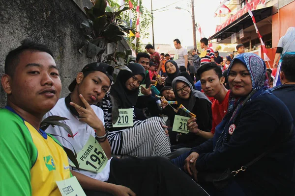 Jacarta Indonésia 2018 Participantes Maratona Que Estão Sentados Descansando Celebração — Fotografia de Stock