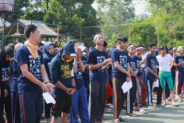 インドネシアのボゴール 2018 ボゴール西ジャワヴィラで委員会が手配したゲームに参加することを祈る学生 — ストック写真