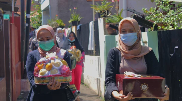 Jakarta Endonezya 2020 Nişan Için Hediye Getiren Sağlık Maskesi Takan — Stok fotoğraf