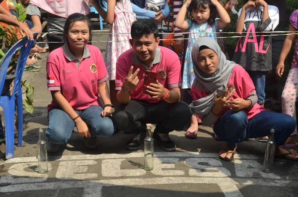 Jakarta Indonesië 2016 Uitingen Van Jongeren Die Naar Camera Kijken — Stockfoto