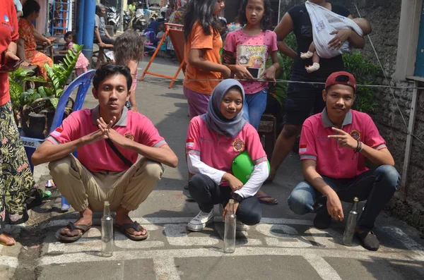 2016年印度尼西亚雅加达 08月27日 年轻人在庆祝印度尼西亚第72个独立日的同时坐下和摆姿势的表现 — 图库照片