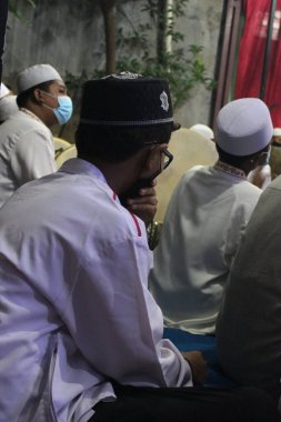 Jakarta, Endonezya - 01 16 2021: Hadroh takımının dualarını dinleyen Hz. Muhammed 'in doğum günü cemaati