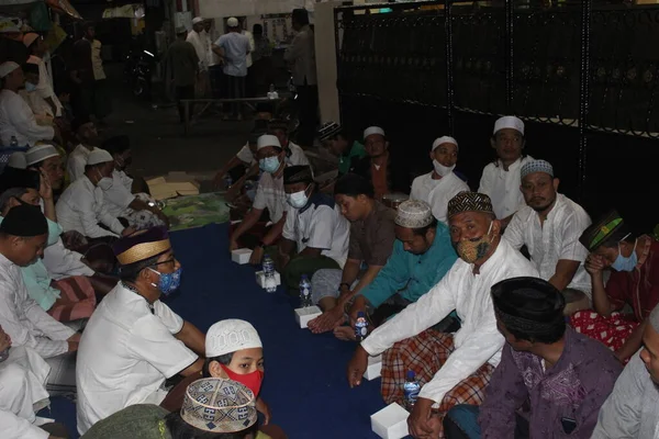 Jacarta Indonésia 2020 Comunidade Muçulmana Reúne Para Recitar Noite — Fotografia de Stock