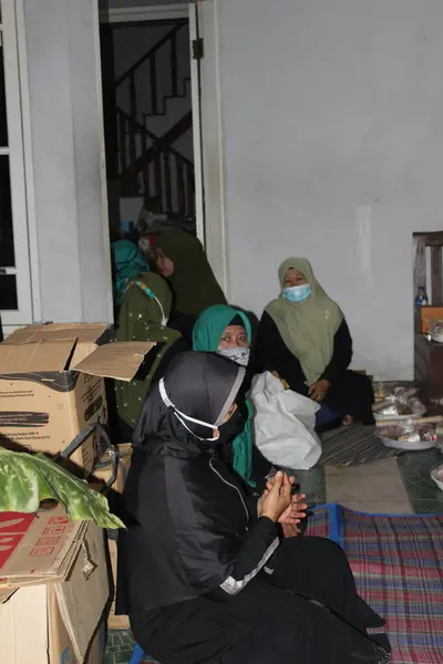 Jakarta Indonesien 2021 Uttryck För Hijab Bärande Mödrar Som Följer — Stockfoto