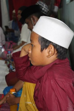 Jakarta, Endonezya - 01 16 2021: Peygamber Muhammed 'in doğum gününü kutlayan ciddi bir çocuğun ifadesi