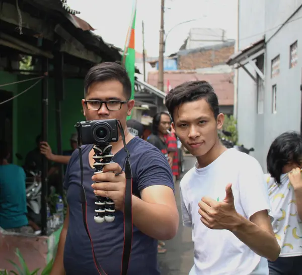 Jakarta Endonezya 2018 Biri Kamera Tripodlu Iki Adam Diğeri Bayram — Stok fotoğraf
