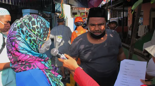 Jakarta Indonesien 2020 Kvinna Med Hijab Som Lämnar Över Sitt — Stockfoto