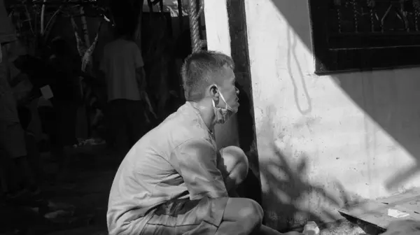 Jakarta, Endonezya - 07 31 2020: siyah-beyaz ya da tek renkli fotoğraf, bayram kutlamaları sırasında başka bir yöne bakan bir adamı gösteriyor.