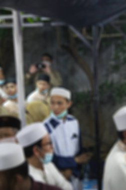 Cakarta, Endonezya - 01 16 2021: Hz. Muhammed 'in doğum gününe katılan erkek müritlerin ifadelerinden soyut arkaplan çıkarıldı