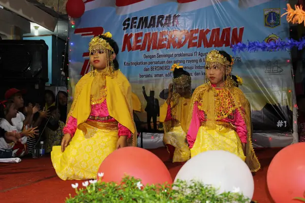 Jakarta, Endonezya - 08 18 2018: bölgesel kıyafetler giyen ve Endonezya 'nın 73. Bağımsızlık Günü kutlamaları sırasında sahnede tipik bir Endonezya dansı yapan bir kız