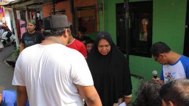 Jakarta, Endonezya - 08 11 2019: Müslümanlar için Kurban Bayramı 'nı kutlayan erkek ve kadınlar