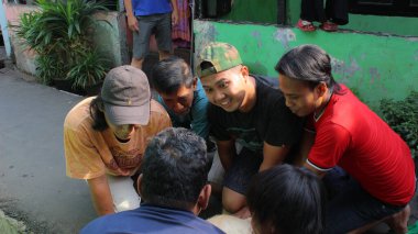 Jakarta, Endonezya - 08 11 2019: Qurban hayvanlarına tapan Müslüman topluluklar çok mutlu ve birlikte çalışmada birleşmiş görünüyorlar