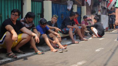 Jakarta, Endonezya - 08 11 2019: Kurban Bayramı 'ndan sonra dinlenen insanlar