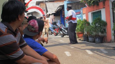 Jakarta, Endonezya - 08 11 2019: Kurban etkinlikleri yaptıktan sonra dinlenen insanlar