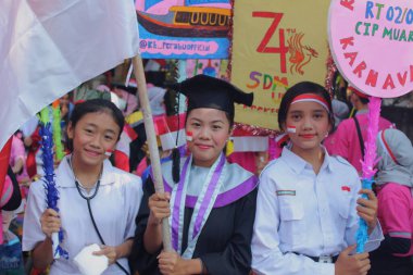 Jakarta, Endonezya - 18 18 2019: Endonezya 'nın Bağımsızlık Günü kutlamalarına katılan öğrenci kılığındaki kadınların ifadeleri