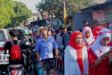 Jakarta, Endonezya - 08 18 2019: Endonezya 'nın 72. Bağımsızlık Günü' nde eşsiz kostümler giyen coşkulu insanlar grubu
