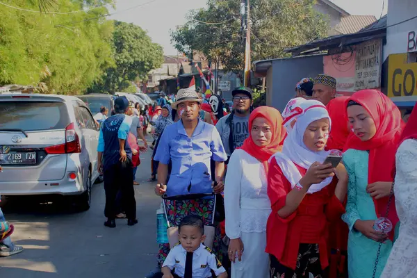 Jakarta, Endonezya - 08 18 2019: coşkulu insanlar Endonezya 'nın 72. bağımsızlık gününü kutlamak için toplandılar