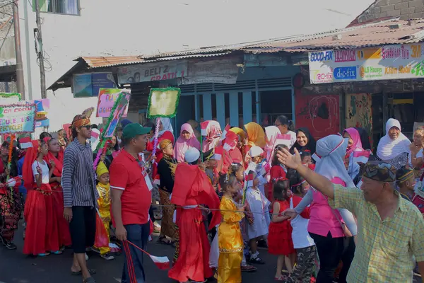 Jakarta, Endonezya - 08 18 2019: Endonezya Bağımsızlık Günü geçit törenine katılırken Endonezya bayrağını taşıyan tipik Endonezya kökenli çocuklar
